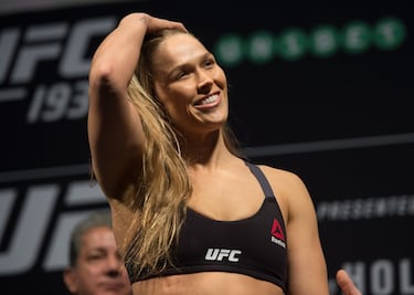 Ronda Rousey tiene 36 años, pero es una leyenda de la compañía. Ya es miembro del Salón de la Fama y aunque ahora esté retirada de las MMA, su legado está ahí. Cuenta con seis campeonatos, los cuales ganó de manera consecutiva. Fue la primera campeona en la historia de la UFC y la que demostró que este deporte también podía tener referentes femeninas. Medallista de bronce en Pekín 2008 en judo, se retiró tras ser noqueada dos veces consecutivas. Hasta ese momento había ganado los 12 combates que había disputado. Lo hizo todos antes del límite y salvo uno el resto fueron en el primer asalto.