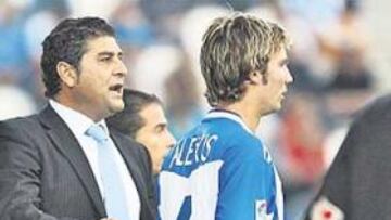 <b>SEÑALADO. </b>Manolo Hierro le da instrucciones a Alexis en un partido.