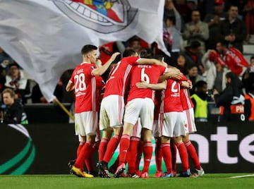 Los jugadores del Benfica celebran un gol en el Estadio da Luz.