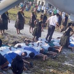 Caminar sobre unos hombres: la controvertida ceremonia de un embajador chino