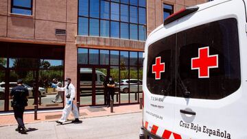 Agentes del Cuerpo Nacional de Policía a las puertas del Centro de Acogida, Emergencia y Derivación de Cruz Roja de Málaga, donde la Consejería de Salud de la Junta de Andalucía ha detectado un foco de coronavirus con más de ochenta personas que han dado positivo.