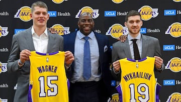 Magic Johnson present&oacute; a Moritz Wagner y Sviatoslav Mykhailiuk, las dos elecciones de los Lakers en el pasado draft.