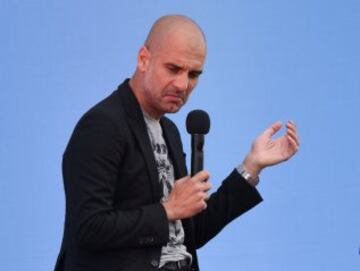 Pep Guardiola habló ante una multitud que le esperaba en el City Football Academy en Manchester.