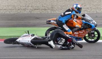 El piloto español Juanfran Guevara se cae junto a Thomas van Leeuwen en la carrera de Moto3.