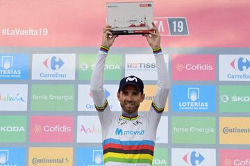 Alejandro Valverde ganador de la etapa en el podio.