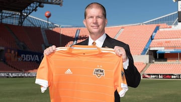 Gabriel Brener, propietario de Houston Dynamo, present&oacute; a John Walker como el nuevo presidente de operaciones de la franquicia de la MLS.