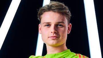 Jonas Urbig, posando con la camiseta del Bayern München