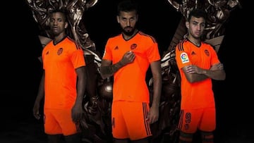 Garay, Nani y Munir posan con la camiseta.