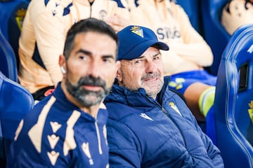 Paco López junto a su hermano, Toni López, en el banquillo del Nuevo Mirandilla en el enfrentamiento del Cádiz frente al Eldense en la segunda ronda de la Copa del Rey en la noche de hoy.