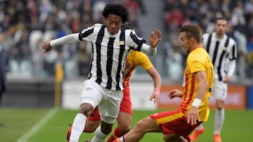 Juan Guillermo Cuadrado en acción durante el partido entre Juventus y Benevento por Serie A