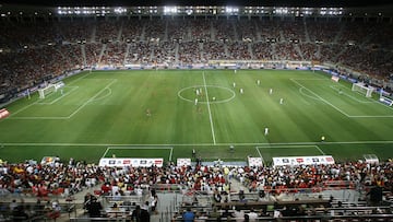 El estadio de la Condomina fue inaugurado en 1924, con una capacidad total de 6014 espectadores. Desde este año hasta el 2006-07 ha jugado el Real Murcia. Después se inauguró el Estadio Nueva Condomina, donde tiene un aforo de 31.175 espectadores. En abril de 2002 acogió un partido amistoso entre la selección de Ecuador y Sudáfrica de preparación para la Copa Mundial de la FIFA de 2002, un encuentro que contó con la presencia en las gradas de miles de seguidores ecuatorianos que acudieron desde muchos puntos de España. La selección española también ha jugado varios partidos en este estadio. Contra Argentina en 2006, Bosnia y Herzegovina en 2008, Polonia en 2010 y Colombia en 2017. El estadio ahora se llama Enrique Roca, un fiel seguidor que paga 600.000 euros durante cuatro temporadas para que este recinto lleve su identidad.