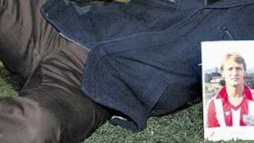 <b>RECUERDO. </b>Teo posó ayer en el estadio Rico Pérez con una fotografía suya con la camiseta del Athletic.