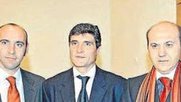 <b>ÉXITO. </b>Monchi, Juande, Del Nido y Javi Navarro, la base del Sevilla que ayer fue nombrado mejor equipo de 2006 por méritos propios. Una auténtica hazaña.