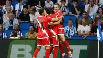 De Frutos celebra su primer gol del curso con Mumin y Camello.