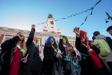 La Puerta del Sol se convierte cada año en el epicentro de la Nochevieja para todo el país. Miles de personas, venidas de todas partes, abarrotan cada 31 de diciembre la plaza, para recibir el nuevo año y comer las uvas de la suerte.