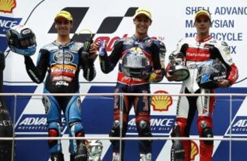 El español Luis Salom celebra con su compatriota y segundo clasificado, en Moto3 Alex Rins y el tercer clasificado, Miguel Oliveira de Portugal después de ganar la carrera de Moto3 en el Gran Premio de Malasia en circuito de Sepang