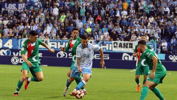 Dioni controla el balón ante el Alcoyano,