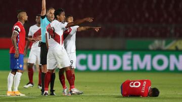 Uruguayan referee Esteban Ostojich shows the yellow card to Peru&#039;s Renato Tapia (C) as he conducts the closed-door 2022 FIFA World Cup South American qualifier football match between Chile and Peru at the National Stadium in Santiago, on November 13,