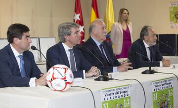 El Ayuntamiento de Valdeolmos-Alalpardo como organizador del "IV Torneo de Fútbol Cadete Vicente del Bosque. Villa de Alalpardo y del II Torneo de Fútbol Femenino" cada año premia a personas o instituciones por su apoyo al deporte.