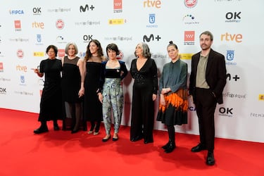 El reparto de la película '20.000 especies' posa en la alfombra roja.
