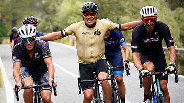 Jan Ullrich y Lance Armstrong se dan la mano durante una salida en bicicleta en Mallorca.