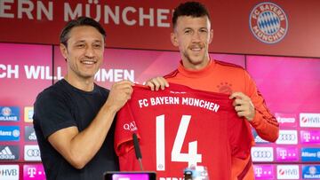 Soccer Football - Bayern Munich unveil Ivan Perisic - Saebener Strasse, Munich, Germany - August 14, 2019  Bayern Munich coach Niko Kovac and Ivan Perisic pose with the club shirt during the unveiling   Daniel Kopatsch/Pool via REUTERS