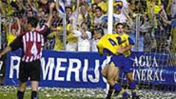 <b>MÁS CERCA</B>. Sambruno corre a celebrar con sus compañeros el gol de la victoria ante el Logroñés.