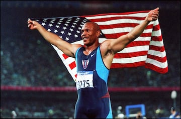 El atleta estadounidense ganó la medalla de oro en los 100 metros lisos durante los Juegos Olímpicos de Sídney 2000.​