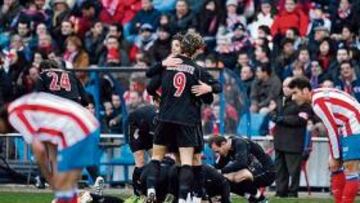 <b>ALEGRÍA BILBAÍNA.</B> Los jugadores del Athletic celebran el tanto del empate logrado por Koikili, mientras Seitaridis y Ujfalusi miran para otro lado.