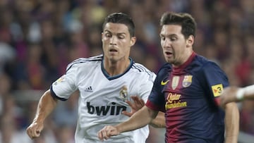 Cristiano Ronaldo pugna por un bal&oacute;n junto a Leo Messi. 