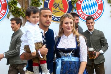 Thiago Alcántara and Julia Vigas.