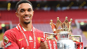 Liverpool (United Kingdom), 25/05/2025.- Liverpool player Trent Alexander-Arnold lifts the Premier League trophy after the English Premier League match between Liverpool and Crystal Palace in Liverpool, Britain, 25 May 2025. (Reino Unido) EFE/EPA/PETER POWELL EDITORIAL USE ONLY. No use with unauthorized audio, video, data, fixture lists, club/league logos, 'live' services or NFTs. Online in-match use limited to 120 images, no video emulation. No use in betting, games or single club/league/player publications.