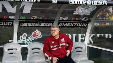 Pasadena (United States), 25/09/2022.- Head coach of Mexico Gerardo Martino sits on the bench before the start of the International Friendly soccer match between Mexico and Peru at Rose Bowl Stadium, in Pasadena, California, USA, 24 September 2022. (Futbol, Amistoso, Estados Unidos) EFE/EPA/CAROLINE BREHMAN