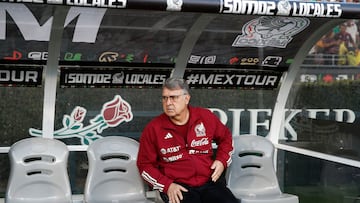 Pasadena (United States), 25/09/2022.- Head coach of Mexico Gerardo Martino sits on the bench before the start of the International Friendly soccer match between Mexico and Peru at Rose Bowl Stadium, in Pasadena, California, USA, 24 September 2022. (Futbol, Amistoso, Estados Unidos) EFE/EPA/CAROLINE BREHMAN
