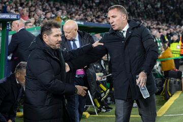 Saludo de Diego Simeone y Brendan Rodgers, entrenadores del Atlético de Madrid y Celtic respectivamente.