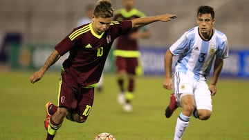 QUI09. IBARRA (ECUADOR), 27/01/2017.- El jugador venezolano Yeferson Soteldo (i) patea el bal&oacute;n ante la marca del argentino Milton Valenzuela (d) hoy, viernes 27 de enero de 2017, durante un partido entre Argentina y Venezuela por el campeonato Sudamericano Sub&#039;20, en Ibarra (Ecuador). EFE/Jos&eacute; J&aacute;come