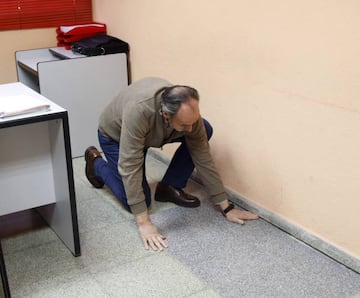 Paco Díez introduce los dedos de su mano dentro de una grieta.