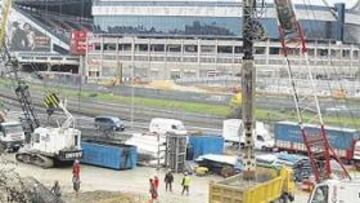 <b>ZONA CATASTRÓFICA. </b>Este es el aspecto que presentaban los aledaños del Calderón ayer por la tarde: grúas, zanjas, lluvia, barro... Llegar al estadio es una aventura.