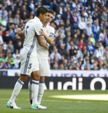 Varane sale lesionado a los 10 minutos de volver a jugar. 