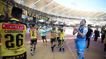 Futbol, Coquimbo Unido vs Curico
Trigesima fecha, campeonato Planvital 2022
Jugadores de Coquimbo Unido, celebran la permanencia en la division , al termino del partido de primera division realizado en el estadio Francisco Sanchez Rumoroso de Coquimbo, Chile.
06/11/2022
Hernan Contreras/Photosport
Football, Coquimbo Unido vs Curico
Thirtieth date, Planvital 2022 championship
Players of Coquimbo Unido, celebrate remaining in the division, at the end of the first division match held at the Francisco Sanchez Rumoroso stadium in Coquimbo, Chile.
06/11/2022
Hernan Contreras/Photosport