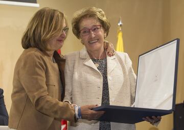 Flori Sanz madre de Fernando Torres entrega el premio a Maribel Matallanas.