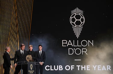 El director de fútbol español del Manchester City, Txiki Begiristain, el centrocampista belga del Manchester City, Kevin de Bruyne, y el portero brasileño del Manchester City, Ederson, reciben para el Manchester City el trofeo al Mejor Club del Año durante la ceremonia de entrega del Balón de Oro 2022.