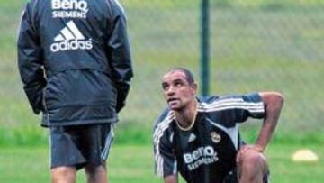 <b>CON MOLESTIAS. </b>Emerson conversó ayer durante unos minutos con Fabio Capello.