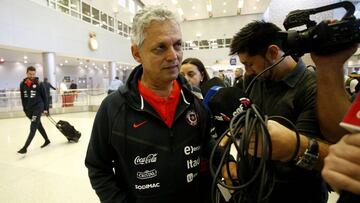 Futbol, llegada de la seleccion chilena a Miami
El entrenador de la seleccion chilena Reinaldo Rueda es fotografiado a su arribo al aeropuerto internacional de esta ciudad.
Chile enfrentara a Peru el proximo viernes en un partido amistoso en el estadio
