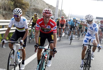 Primoz Roglic se quedó con el título en La Vuelta a España. El podio lo completó Alejandro Valverde y Tadej Pogacar. Superman López se llevó el premio de Supercombativo de la carrera y el Movistar Team de Nairo fue el mejor equipo. 