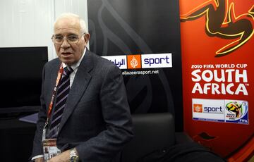 Luis Aragonés acudió al Mundial africano como comentarista de Al Jazeera. Para el técnico español, creador de la Selección del tiqui-taca que dominó el panorama futbolístico, la clave venía de atrás: "El problema viene de lejos, no de ayer. España no gestionó bien el juego. Los jugadores deben reflexionar, hacer examen de conciencia. Si cabía un error, ya lo hemos cometido. Suiza, sabiéndose inferior, supo siempre qué debía hacer...".