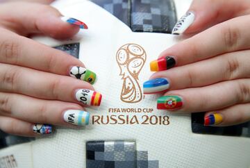 Detalle de una seguidora del mundial que lleva las uñas pintadas con las banderas de los paises participantes