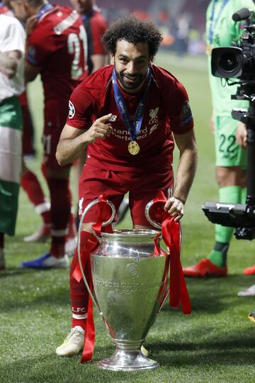 Mohamed Salah with the Champions League trophy.