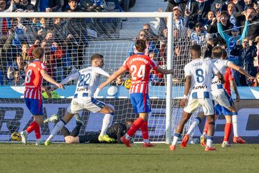 El jugador del Leganés, Nastasic, marca de cabeza el 1-0 al Atlético de Madrid. 