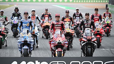 Marc Márquez encabeza la foto de familia en vísperas del arranque de Mundial de MotoGP 2026 en el circuito de Buriram, en Tailandia.